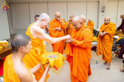 ภาพ No.223009:วันที่ 24 เมษายน พ.ศ. 2568 หลวงพ่อทัตตชีโวต้อนรับคณะสงฆ์ศรีลังกา ณ อาคาร 100 ปี คุณยายมหารัตนอุบาสิกาจันทร์ ขนนกยูง วัดพระธรรมกาย