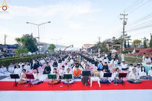 ภาพ No.106776:พิธีตักบาตรพระ ๒๐๐ รูป  "สร้างบุญใหญ่ ส่งท้ายปีเก่า ต้อนรับปีใหม่ ๒๕๖๗" วันอาทิตย์ที่ ๓๑ ธันวาคม ๒๕๖๖ ณ ถนนหน้าที่ว่าการอำเภอภูเรือ อำเภอภูเรือ จังหวัดเลย