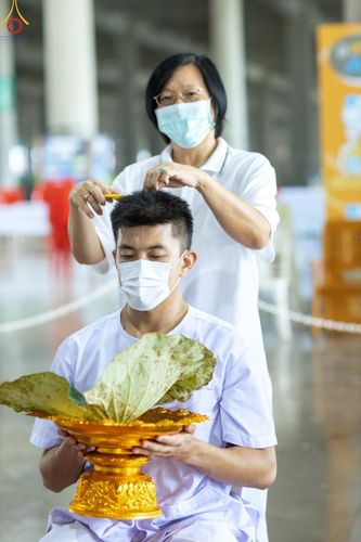 ภาพ No.82491:พิธีปลงผมนาคธรรมทายาท ในโครงการธรรมทายาทระดับอุดมศึกษา รุ่นที่ 50 ภาคฤดูฝน ในวันที่ 10 มิถุนายน พ.ศ. 2566 ณ วัดพระธรรมกาย