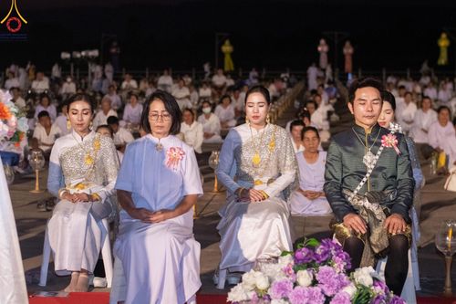 ภาพ No.175918:พิธีจุดประทีปโคมลาน, โคมลอยและลอยกระทง ถวายประทีปเป็นพุทธบูชา สร้างความสว่างไสวให้กับแผ่นดินด้วยแสงธรรม วันที่ 15 พฤศจิกายน พ.ศ. 2567 ณ พุทธอุทยานนานาชาติ อ.โพนพิสัย จ.หนองคาย