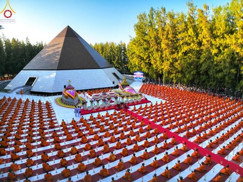 ภาพ No.190079:พิธีจุดประทีปถวายเป็นพุทธบูชา และบูชาธรรมมหาปูชนียาจารย์ ณ อนุสรณ์สถานมหาวิหารพระมงคลเทพมุนี (โลตัสแลนด์) อ.สองพี่น้อง จ.สุพรรณบุรี ในโครงการธรรมยาตรา กตัญญูบูชา มหาปูชนียาจารย์ พระมงคลเทพมุนี(สด จนฺทสโร) พระผู้ปราบมาร อนุสรณ์สถาน 7 แห่ง ปีที่ 13