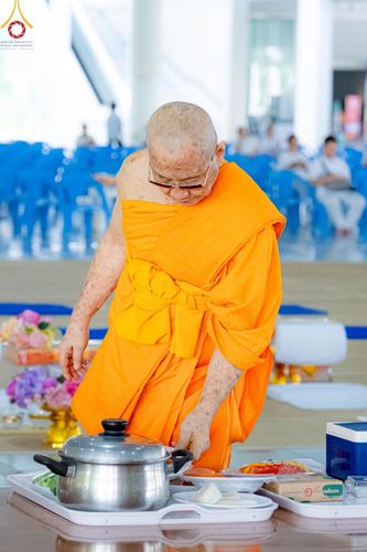ภาพ No.165750:พิธีถวายภัตตาหารเมนูสวรรค์ วันที่ 26 ตุลาคม พ.ศ. 2567 ณ หอฉันคุณยายอาจารย์ฯ วัดพระธรรมกาย