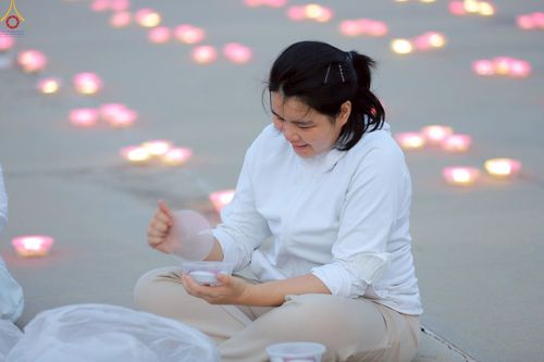 ภาพ No.240950:วันพุธที่ 27 สิงหาคม พ.ศ. 2568 พิธีจุดประทีป ในวันธรรมชัย ณ วัดพระธรรมกาย