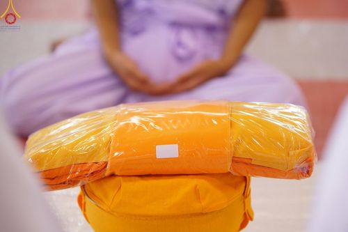 ภาพ No.133878:พิธีขอขมามอบผ้าไตร โครงการบรรพชาสามเณร ศูนย์อบรมวัดพระธรรมกาย ณ วัดพระธรรมกาย วันเสาร์ที่ 6 เมษายน พ.ศ. 2567