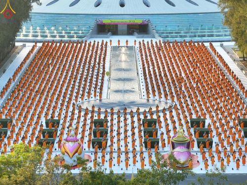 ภาพ No.186896:พระธรรมยาตราปฏิบัติธรรม และถ่ายภาพหมู่ประวัติศาสตร์ ปีที่ 13 ณ ลานทิศตะวันออก มหาวิหารพระมงคลเทพมุนี วัดพระธรรมกาย จ.ปทุมธานี วันเสาร์ที่ 28 ธันวาคม พ.ศ. 2567