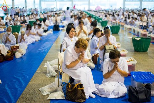 ภาพ No.122990:พิธีตักบาตร และพิธีบูชาข้าวพระ ในวันอาทิตย์ต้นเดือนที่ 4 กุมภาพันธ์ พ.ศ. 2567 ณ วัดพระธรรมกาย จ.ปทุมธานี