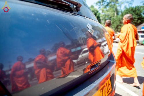 ภาพ No.225624:วันที่ 5 พฤษภาคม พ.ศ. 2568 พิธีบิณฑบาตรอบเมืองนูวราอิลิย่า ฉลองเทศกาลวิสาขบูชา แห่งชาติประเทศศรีลังกา