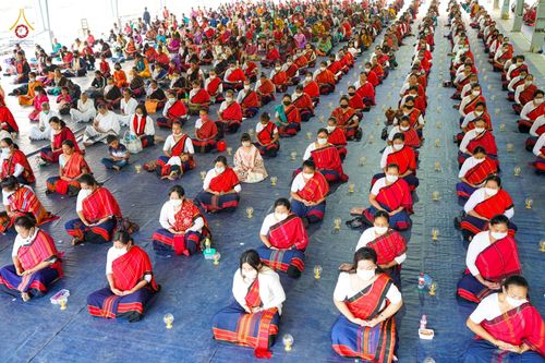 ภาพ No.76527:คณะสงฆ์และสามเณรบังกลาเทศ ปฎิบัติธรรมและจุดโคมประทีปถวายเป็นพุทธบูชา วันที่ 17 กุมภาพันธ์ พ.ศ. 2566