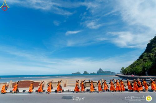 ภาพ No.222119:วันที่ 26-27 เมษายน พ.ศ. 2568 ศูนย์ปฏิบัติธรรมสวนผึ้ง ร่วมกับ ธุดงค์คสถานประจวบคีรีขันธ์ และวัดอ่าวน้อย  จัดกิจกรรมเดินธรรมยาตรา ตักบาตรข้าวสารอาหารแห้ง และจุดประทีปถวายเป็นพุทธบูชา ณ วัดอ่าวน้อย จ.ประจวบคีรีขันธ์