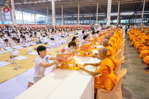 ภาพ No.204260:พิธีถวายภัตตาหารเป็นสังฆทาน แด่พระธรรมยาตรา ณ วัดพระธรรมกาย ตำบลคลองสาม อำเภอคลองหลวง จังหวัดปทุมธานี ในโครงการธรรมยาตรา กตัญญูบูชา มหาปูชนียาจารย์ พระมงคลเทพมุนี(สด จนฺทสโร) พระผู้ปราบมาร อนุสรณ์สถาน 7 แห่ง ปีที่ 13 วันที่ 31 มกราคม พ.ศ. 2568