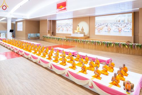 ภาพ No.180785:พิธีถวายภัตตาหารเมนูสวรรค์ และพิธีถวายอุปกรณ์กันหนาว แด่คณะพระภิกษุสามเณรวัดพระธรรมกาย วันอาทิตย์ที่ 8 ธันวาคม พ.ศ.2567 ณ สภาธรรมกายสากล วัดพระธรรมกาย