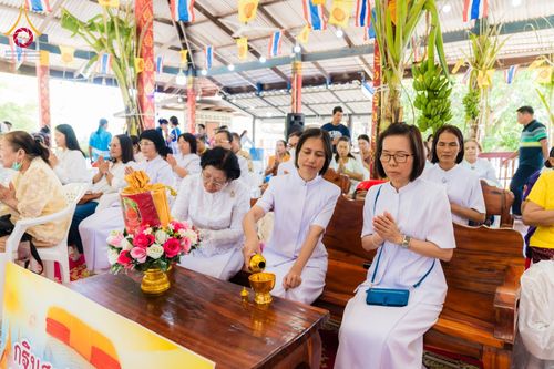 ภาพ No.182458:พิธีทอดกฐิน ณ วัดโปรยฝน จ.ปทุมธานี ในโครงการทอดกฐินสามัคคีทั่วไทย 30,000 วัด บูชาธรรม 80 ปี หลวงพ่อธัมมชโย โดยคณะศิษยานุศิษย์วัดพระธรรมกาย วันที่ 9 พฤศจิกายน พ.ศ. 2567