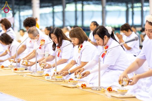 ภาพ No.202276:พิธีถวายภัตตาหารเป็นสังฆทาน แด่พระธรรมยาตรา ณ วัดพระธรรมกาย ตำบลคลองสาม อำเภอคลองหลวง จังหวัดปทุมธานี ในโครงการธรรมยาตรา กตัญญูบูชา มหาปูชนียาจารย์ พระมงคลเทพมุนี(สด จนฺทสโร) พระผู้ปราบมาร อนุสรณ์สถาน 7 แห่ง ปีที่ 13 วันที่ 27 มกราคม พ.ศ. 2568
