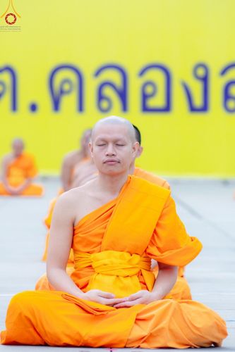 ภาพ No.182106:พระธรรมทายาทร่วมปฎิบัติธรรม รับฟังโอวาทจากหลวงพ่อทัตตชีโว และถ่ายภาพหมู่ประวัติศาสตร์ ณ ลานธรรมพระมหาธรรมกายเจดีย์  วัดพระธรรมกาย ในโครงการอุปสมบท บูชาธรรมมหาปูชนียาจารย์ วันที่ 13 ธันวาคม พ.ศ. 2567