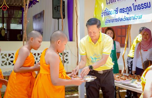 ภาพ No.218155:วันอาทิตย์ที่ 6 เมษายน พ.ศ. 2568 ว่าที่ร้อยตรี ตระกูล โทธรรม ผู้ว่าราชการจังหวัดนราธิวาส เหล่ากาชาดจังหวัดนราธิวาส และเจ้าหน้าที่ข้าราชการทุกภาคส่วน ร่วมถวายภัตตาหารแด่คณะสงฆ์และสามเณรภาคฤดูร้อน ณ ที่พักสงฆ์บ้านร่มเย็น ศูนย์อบรมเยาวชนเมืองนราธิวาส