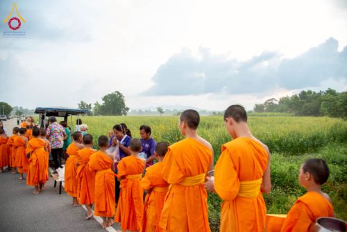 ภาพ No.217908:วันศุกร์ที่ 11 เมษายน พ.ศ. 2568 พระและสามเณร 99 รูป จากศูนย์ปฏิบัติธรรมระยอง(บ้านช่องลม) บิณฑบาต ณ ทุ่งปอเทือง ต.บางบุตร อ.บ้านค่าย จ.ระยอง เพื่อเป็นการฝึกสามเณรภาคฤดูร้อน ผ่านกิจวัตรบิณฑบาตในพื้นที่ชุมชน