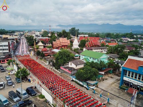 ภาพ No.146213:ตักบาตรพระ 1,384 รูป ทำบุญเมืองฝางครบรอบ 1,383 ปี ถวายเป็นพระราชกุศลแด่พระบาทสมเด็จพระเจ้าอยู่หัว เนื่องในโอกาสพระราชพิธีมหามงคล เฉลิมพระชนมพรรษา 6 รอบ 72 พรรษา วันเสาร์ที่ 27 กรกฎาคม พ.ศ.2567  ณ ถนนหน้าที่ว่าการอำเภอฝาง จ.เชียงใหม่