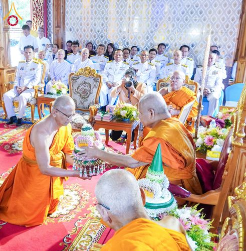 ภาพ No.146730:พิธีต้อนรับสัญญาบัตร พัดยศ ผ้าไตร ในโอกาสที่พระบาทสมเด็จพระเจ้าอยู่หัว ทรงพระกรุณาโปรดพระราชทานสัญญาบัตรตั้งสมณศักดิ์ พระวิมลศาสนวิเทศ (สำรวจ กมโล) เจ้าอาวาสวัดไทยนอร์เวย์ เป็นพระราชาคณะชั้นราช ในราชทินนามที่ “พระราชวชิรศาสนวิเทศ”