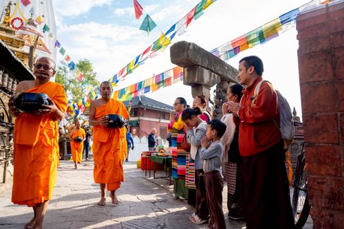 ภาพ No.213082:วันที่ 17 - 18 มีนาคม พ.ศ. 2568 คณะสงฆ์และสามเณรเดินบิณฑบาต รอบเมืองในพื้นที่ วัดสยมภูวนาถและราชวังปาตัน ณ เมืองกาฐมาณฑุ ประเทศเนปาล