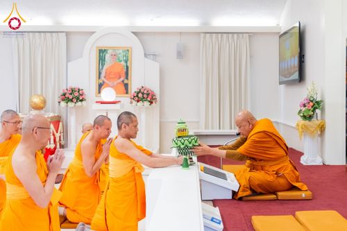 ภาพ No.62349:คณะศิษยานุศิษย์รวมใจสถาปนาและสมโภช ธรรมจักร เพื่ออัญเชิญประดิษฐาน ณ ยอดอุโบสถ 80 ปี หลวงพ่อธัมมชโย วัดพระธรรมกายนิวเจอร์ซี ประเทศสหรัฐอเมริกา  วันอาทิตย์ที่ 7 เมษายน พ.ศ. 2567