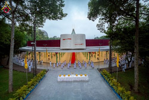 ภาพ No.244506:วันเสาร์ที่ 6 กันยายน พ.ศ. 2568 พิธีเวียนประทักษิณ และวันทาสีมาของนาคธรรมทายาท โครงการอุปสมบทหมู่บูชาธรรมครบรอบ 108 ปี วันครูผู้ค้นพบวิชชาธรรมกาย ณ โบสถ์พระไตรปิฎก วัดพระธรรมกาย