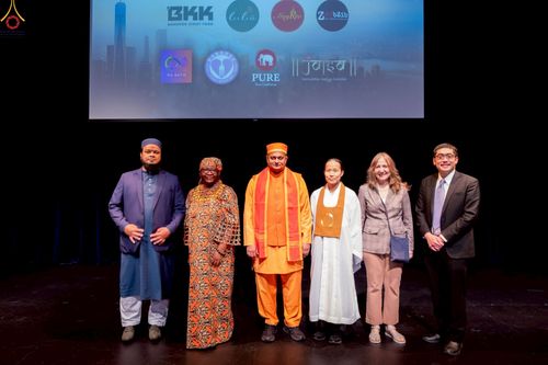 ภาพ No.249739:วันอาทิตย์ที่ 28 กันยายน พ.ศ. 2568 การปฏิบัติธรรมบูชาธรรม 108 ปี แห่งการบรรลุธรรมของหลวงปู่วัดปากน้ำ ได้จุดประทีปสันติภาพไปทั่วโลก และได้ร่วมเสวนาทางปัญญา เพื่อการขยายพระพุทธศาสนาวิชชาธรรมกายไปทั่วโลก  ในงาน HTC Newyork USA