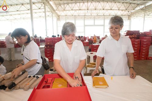 ภาพ No.212228:วันพุธที่ 19 มีนาคม พ.ศ. 2568 การบรรจุไทยธรรมลงกล่องสำเร็จ 43,500 กล่อง เพื่อถวายแด่พระสังฆาธิการ 40,000 กว่าวัดทั่วไทย ในวันคุ้มครองโลก 22 เมษายน พ.ศ. 2568 ณ บ้านแก้วเรือนทองคุณยายฯ วัดพระธรรมกาย