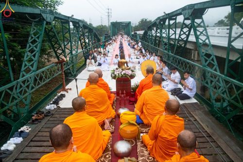 ภาพ No.101989:พิธีตักบาตรพระ 111 รูป ณ สะพานประวัติศาสตร์  อ.ปาย จ.แม่ฮ่องสอน วันอาทิตย์ที่ 10 ธันวาคม พ.ศ. 2566