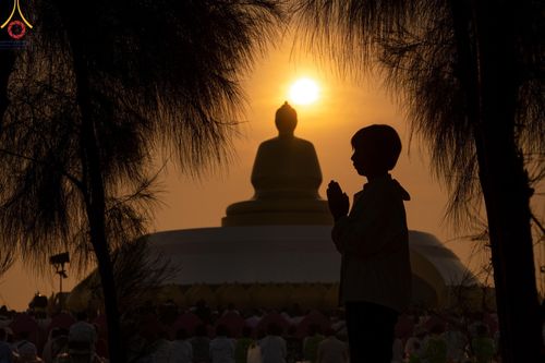 ภาพ No.200998:พิธีตักบาตรพระธรรมยาตรา ณ อนุสรณ์สถานลำดับที่ 5 สถานที่เผยแผ่วิชชาธรรมกายครั้งแรก อนุสรณ์สถานบางปลา วัดบางปลา อำเภอบางเลน จังหวัดนครปฐม ในโครงการธรรมยาตรา กตัญญูบูชา มหาปูชนียาจารย์ พระมงคลเทพมุนี(สด จนฺทสโร) พระผู้ปราบมาร อนุสรณ์สถาน 7 แห่ง ปีที่ 13