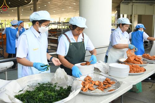 ภาพ No.162103:พิธีถวายภัตตาหารเมนูสวรรค์ เนื่องในวันออกพรรษา (ขึ้น 15 ค่ำ เดือน 11) วันพฤหัสบดีที่ 17 ตุลาคม พ.ศ. 2567 ณ หอฉันคุณยายอาจารย์ฯ วัดพระธรรมกาย