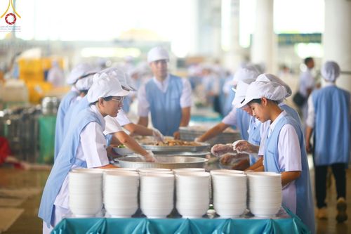 ภาพ No.60185:คณะสงฆ์ 10,000 กว่าวัดฉันภัตตาหารเพล ในวันคุ้มครองโลก วันจันทร์ที่ 22 เมษายน พ.ศ. 2567 ณ สภาธรรมกายสากล วัดพระธรรมกาย