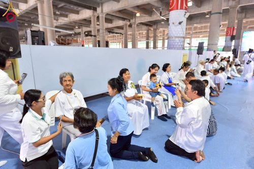 ภาพ No.238068:วันอังคารที่ 12 สิงหาคม พ.ศ. 2568 กิจกรรมวันแม่แห่งชาติ พิธีเปิดห้องปฎิบัติธรรม "กลางใส ใจสว่าง" (World Inner Peace Meditation Room) พิธีลูกกราบคุณแม่-คุณพ่อ พิธีทอดผ้าป่ากองทุนเลี้ยงพระ&กฐิน 30,000 วัด(บูชาธรรมหลวงพ่อ) พิธีไถ่โคท้อง 2 ตัว  ณ วิหารคด 2 ว