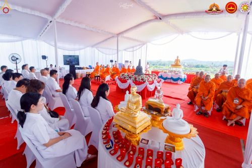 ภาพ No.224449:วันจันทร์ที่ 12 พฤษภาคม พ.ศ. 2568  ชาวพุทธในอินโดนีเซีย ร่วมฉลองวิสาขบูชาจุดประทีปกว่า 200,000 ดวง ณ พระมหาเจดีย์บรมพุทโธ  เจริญพุทธมนต์ถวาย “พระวชิรเกล้าเจ้าอยู่หัว”