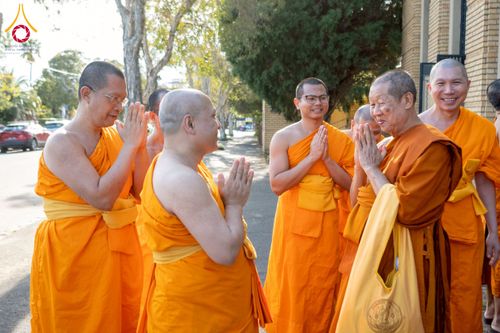 ภาพ No.265812:วันที่ 2 พฤศจิกายน พ.ศ. 2568 วัดพระธรรมกายเมลเบิร์น ได้มีโอกาสถวายการต้อนรับ พระเดชพระคุณ พระเทพปริยัติโสภณ เจ้าคณะจังหวัดกาญจนบุรี และเจ้าอาวาสวัดไชยชุมพลชนะสงคราม