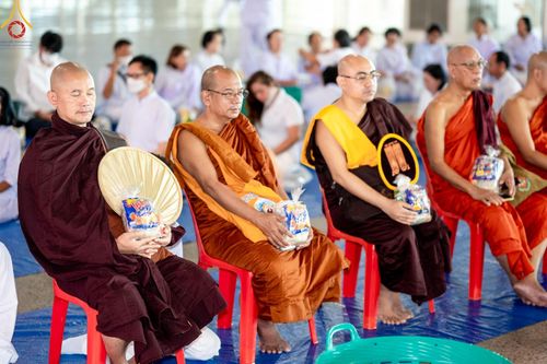 ภาพ No.143365:พิธีตักบาตร ข้าวสารอาหารแห้ง ณ บ้านแก้วเรือนทองคุณยายฯ และ พิธีบูชาข้าวพระ  ณ สภาธรรมกายสากล วัดพระธรรมกาย วันอาทิตย์ที่ 7 กรกฎาคม พ.ศ. 2567