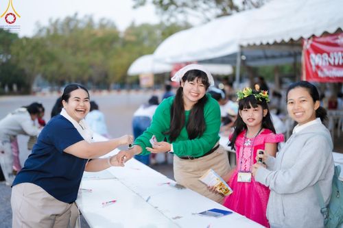 ภาพ No.193837:วัดพระธรรมกาย จัดงานวันเด็กแห่งชาติ ประจำปี พ.ศ.2568 ออกร้านอาหาร 200 ร้าน มอบของขวัญหลายหมื่นชิ้น วันที่ 12 มกราคม พ.ศ. 2568 วัดพระธรรมกาย อ.คลองหลวง จ.ปทุมธานี