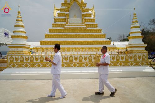 ภาพ No.131418:พิธีอัญเชิญพระบรมสารีริกธาตุ และองค์พระพุทธรัตนกายสิทธิ์ ติดตั้งองค์พระเจดีย์จตุรทิศ ถวายองค์พระเจดีย์ ลานธรรมและกำแพงแก้ว ถวายเป็นพุทธบูชา น้อมถวายบูชาธรรมหลวงพ่ออายุวัฒนมงคล ๘๐ พรรษา วันเสาร์ที่ ๑๖ มีนาคม พ.ศ. ๒๕๖๗ ณ วัดเขาพญาปราบ ต.ตะขบ อ.ปักธงชัย จ.น