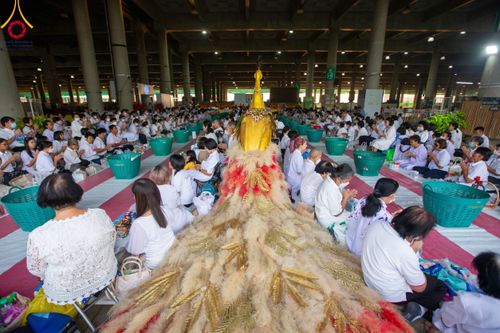 ภาพ No.115443:พิธีตักบาตรฉลองพระใหม่ ในโครงการอุปสมบทหมู่บูชาธรรม 115 ปี คุณยายอาจารย์มหารัตนอุบาสิกาจันทร์ ขนนกยูง วันที่ 19  มกราคม พ.ศ. 2567 ณ มหารัตนวิหารคด วัดพระธรรมกาย