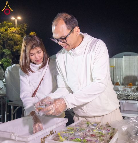 ภาพ No.195003:พิธีถวายภัตตาหารเป็นสังฆทาน แด่พระธรรมยาตรา ณ อนุสรณ์สถานมหาวิหารพระมงคลเทพมุนี (โลตัสแลนด์) อ.สองพี่น้อง จ.สุพรรณบุรี ในโครงการธรรมยาตรา กตัญญูบูชา มหาปูชนียาจารย์ พระมงคลเทพมุนี(สด จนฺทสโร) พระผู้ปราบมาร แห่ง ปีที่ 13 วันที่ 14 มกราคม พ.ศ.2568