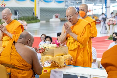 ภาพ No.85334:พิธีถวายมหาสังฆทานคณะสงฆ์ 2000 กว่าวัดทั่วประเทศปีที่ 23, พิธีถวายไทยธรรมคณะสงฆ์ 323 วัด 4 จังหวัดชายแดนภาคใต้, พิธีมอบปัจจัยช่วยเหลือครู 4 จังหวัดชายแดนภาคใต้ ณ สภาธรรมกายสากล วัดพระธรรมกาย ในวันสมาธิโลก อาทิตย์ที่ 6 สิงหาคม พ.ศ. 2566