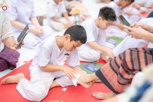 ภาพ No.135021: พิธีบรรพชาสามเณร  พิธีตักบาตรฉลองสามเณรใหม่ วันที่ 1 เมษายน พ.ศ.2567 ในโครงการบรรพชาสามเณรฟื้นฟูพระพุทธศาสนาทั่วไทย ณ ศูนย์ปฏิบัติธรรมแก้วเมืองเลย