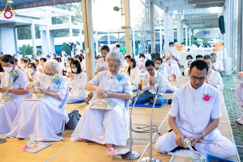 ภาพ No.106660:พิธีถวายภัตตาหารเป็นสังฆทาน แด่คณะพระธรรมยาตราฯ ในโครงการธรรมยาตรากตัญญูบูชา มหาปูชนียาจารย์ พระมงคลเทพมุนี(สด จนฺทสโร) พระผู้ปราบมาร อนุสรณ์สถาน 7 แห่ง ปีที่ 12 วันที่ 6 มกราคม พ.ศ. 2567 ณ อนุสรณ์สถานโลตัสแลนด์ จ.สุพรรณบุรี