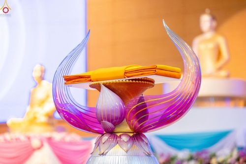 ภาพ No.251225:วันที่ 10 ตุลาคม พ.ศ. 2568 พิธีปฏิบัติธรรม ในวันคล้ายวันเกิด 141 ปี พระมงคลเทพมุนี (สด จนฺทสโร) พระผู้ปราบมาร ณ สภาธรรมกายสากล วัดพระธรรมกาย