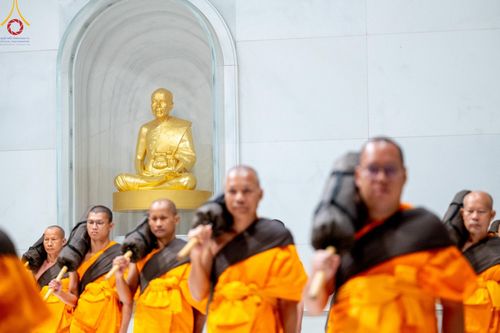 ภาพ No.189170:พระธรรมยาตราปฏิบัติธรรม และถ่ายภาพหมู่ประวัติศาสตร์ ในโครงการธรรมยาตรา กตัญญูบูชา มหาปูชนียาจารย์ พระมงคลเทพมุนี(สด จนฺทสโร) พระผู้ปราบมาร อนุสรณ์สถาน 7 แห่ง ปีที่ 13 วันที่ 4 มกราคม พ.ศ. 2568 ณ อนุสรณ์สถานมหาวิหารพระมงคลเทพมุนี (โลตัสแลนด์) อ.สองพี่น้อง