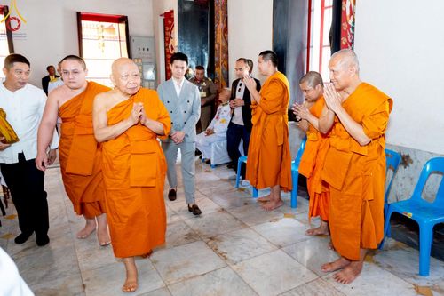 ภาพ No.214743:พิธีต้อนรับสัญญาบัตร พัดยศ พระราชวิเทศวชิรเวที (บัณฑิต วรปญฺโญ) เจ้าอาวาสวัดพระธรรมกายสกอตแลนด์ สหราชอาณาจักร ผู้ช่วยเจ้าอาวาสวัดพระธรรมกาย ณ อุโบสถพระไตรปิฏก วัดพระธรรมกาย