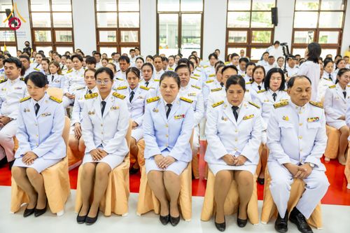 ภาพ No.179568:พิธีเจริญพระพุทธมนต์ พิธีทำบุญตักบาตรถวายพระราชกุศล และพิธีวางพานพุ่มดอกไม้ถวายราชสักการะ  แด่พระบาทสมเด็จพระบรมชนกาธิเบศร มหาภูมิพลอดุลยเดชมหาราช บรมนาถบพิตร เนื่องในวันคล้ายวันพระบรมราชสมภพ วันชาติ และวันพ่อแห่งชาติ วันพฤหัสบดีที่ 5 ธันวาคม พ.ศ. 2567 ณ