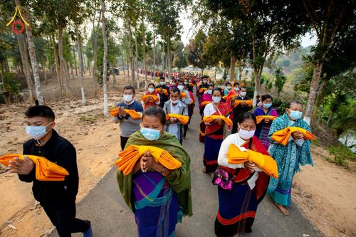 ภาพ No.75899:พิธีบรรพชาสามเณร ณ วัดปันชารี สันติปูร์ อรัญกฏิ เมืองคาร์กาชารี ประเทศบังกลาเทศ วันที่ 10 กุมภาพันธ์ พ.ศ. 2566