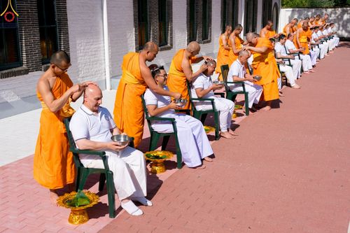 ภาพ No.83327:พิธีตัดปอยผมธรรมทายาทและฝากตัวเป็นศิษย์ ในโครงการอบรมพระธรรมทายาททวีปยุโรป รุ่นที่ 9 วันพุธที่ 12 มิถุนายน พ.ศ. 2566 ณ วัดพระธรรมกายเบเนลักซ์ ประเทศเบลเยี่ยม