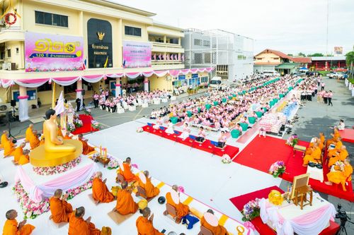 ภาพ No.150772:พิธีเจริญพระพุทธมนต์ และทำบุญตักบาตรแด่คณะสงฆ์ จำนวน 121 รูป เนื่องในโอกาสฉลองครบรอบ 120 ปี อำเภอคลองหลวง จังหวัดปทุมธานี เพื่อถวายเป็นพุทธบูชา ช่วยเหลือผู้ประสบความเดือดร้อนจากอุทกภัย และคณะสงฆ์ 323 วัด 4 จังหวัดชายแดนภาคใต้ วันเสาร์ที่ 31 สิงหาคม พ.ศ. 