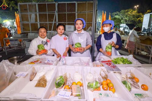 ภาพ No.189940:พิธีถวายภัตตาหารเป็นสังฆทาน แด่พระธรรมยาตรา ณ อนุสรณ์สถานมหาวิหารพระมงคลเทพมุนี (โลตัสแลนด์) อ.สองพี่น้อง จ.สุพรรณบุรี ในโครงการธรรมยาตรา กตัญญูบูชา มหาปูชนียาจารย์ พระมงคลเทพมุนี(สด จนฺทสโร) พระผู้ปราบมาร อนุสรณ์สถาน 7 แห่ง ปีที่ 13 วันที่ 6 มกราคม 2568